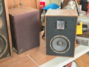 lot 934 image: Lot of (2) Infinity QE Wooden Box Speakers