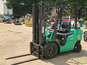 lot 604 image: Mitsubishi FG25N Propane Fork Lift
