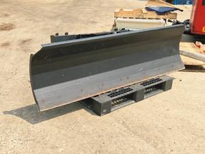 lot 606 image: Skid Steer  Skid Loader Plow Attachment