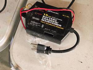 lot 896 image: Schumacher SE Series 1.5 Amp Slow Charge Battery Charger  Maintainer SE-1-12S