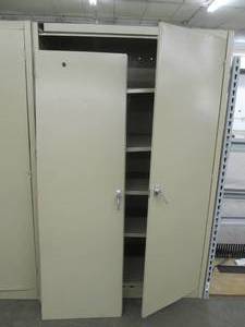 lot 106 image: Metal cabinet with 2 doors