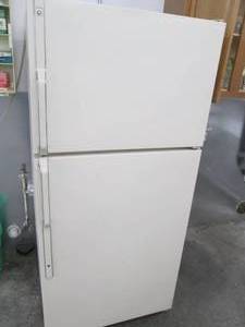 lot 113 image: GE 18.2cu.ft. No-frost Refrigerator...