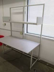 lot 124 image: Sturdy work bench with metal shelf