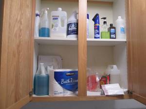 lot 128 image: Contents of cupboard, cleaning supplies
