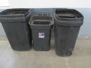 lot 130 image: Lot of 3 trash cans