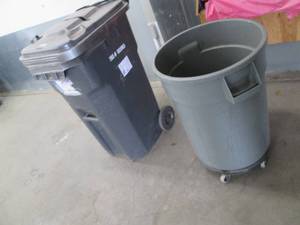 lot 131 image: 2 Commercial trash cans, both on wheels