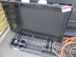 lot 206 image: LG 32 TV...