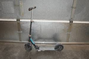 lot 68 image: Razor Air Trick Scooter