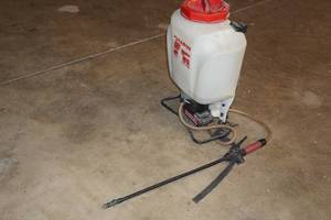 lot 194 image: Chapin 24V Rechargeable Backpack Sprayer
