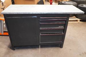 lot 4 image: Craftsman Tool Box Work Bench