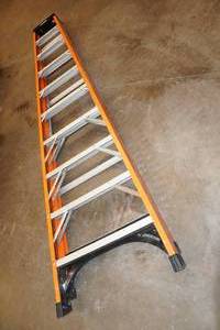 lot 6 image: Husky 10 Fiberglass Step Ladder