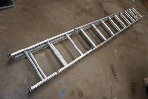 lot 7 image: 24 Aluminum Extension Ladder
