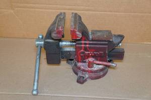 lot 26 image: Oxwall Swivel Bench Vise