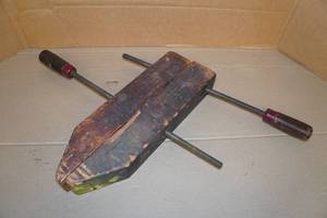 lot 30 image: Vintage Jorgensen Wood Clamp