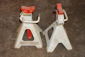 lot 38 image: 2 Larin Jack Stands