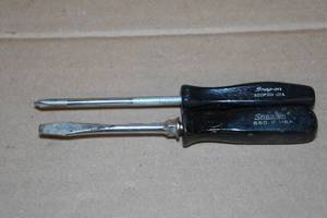 lot 41 image: Small Snap-On Screwdrivers