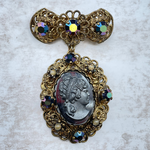 lot 32 image: Estate Find Cameo Costume Brooch  Pin