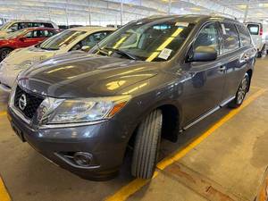 lot 15 image: 2013 Nissan Pathfinder SV 4x4