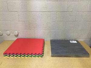 lot 412 image: LOT OF 2 Miscellaneous Foam Mats  24 in. x 24 in. x 0.47 in.-  6PCS & 4PCS