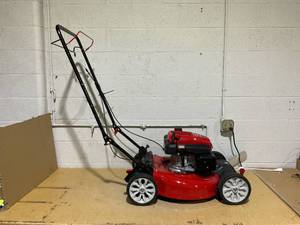lot 102 image: Troy-Bilt TB200C Self-Propelled Lawn Mower