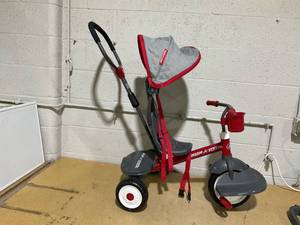 lot 132 image: 4-in-1 Stroll N Trike with Activity Tray
