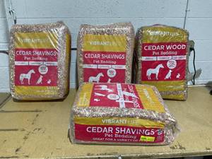 lot 179 image: LOT OF 4 Vibrant Life Cedar Wood Pet Bedding, 141 L Bag