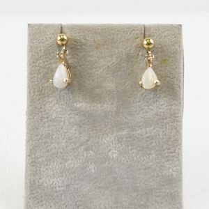lot 4 image: 14K Yellow Gold Opal Teardrop Stud Earrings