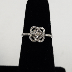 lot 6 image: 10K White Gold Diamond Ring Size 6.5