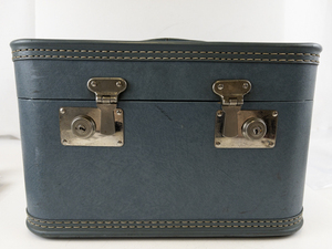 lot 26 image: Vintage Blue Faux Leather Train CaseJewelry Box with Mirror and Locking Clasps