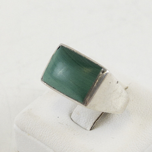 lot 32 image: Sterling Silver Malachite Ring Size 6.5
