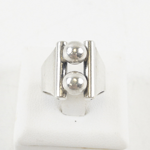 lot 40 image: Beau Mark Modernist Design Sterling Silver Ring. Size 5-6