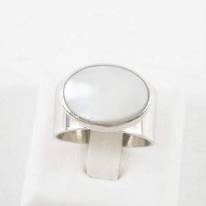 lot 44 image: Sterling Silver Mother of Pearl Ring. Size 7.5