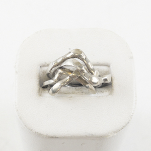 lot 61 image: 800 Silver Puzzle Ring. Size 6.