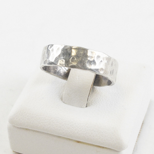 lot 63 image: Hammered Silver Tone Base Metal Band Ring Size 7.25