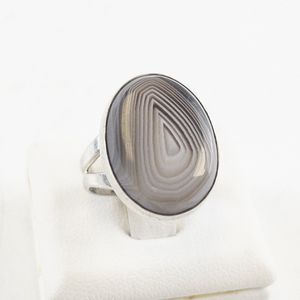 lot 72 image: Sterling Silver Agate Ring. Size 6