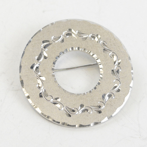 lot 88 image: Wells Sterling Silver Round Etched Brooch Pin