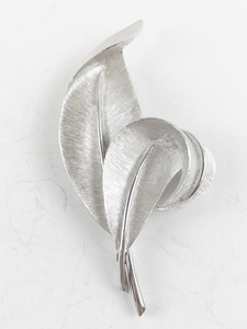 lot 184 image: Vintage Sarah Coventry Silver Tone Leaf Brooch Pin