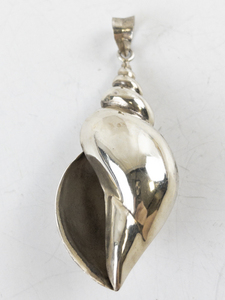 lot 209 image: Sterling Silver Shell Pendant (LARGE)