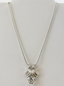 lot 213 image: Sterling Silver Italy 18 Inch Necklace with Pendant and Clear Stone 7.25 DWT