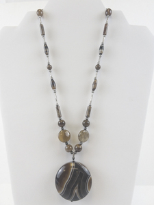 lot 230 image: Agate Beaded Necklace with Large Agate Pendant