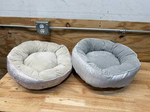 lot 72 image: Lot of 2 Cat beds
