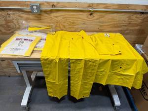 lot 181 image: Lot of 4 - WET WEAR style 65-200