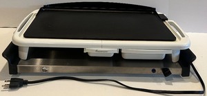 lot 26 image: Sensio Inc Buffet Server and Toastmaster Griddle Combination