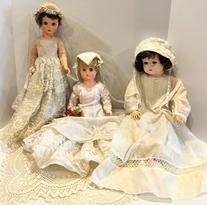 lot 34 image: Set of 3 Vintage Bride Dolls in Lace Wedding Attire