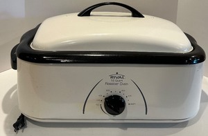 lot 35 image: Rival 16 Quart Roaster Oven with Removable Lid