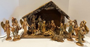 lot 40 image: Vintage Nativity Scene with Figurines and Stable