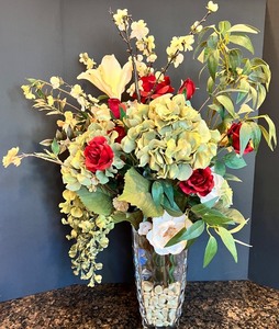 lot 101 image: Elegant Floral Arrangement in Glass Vase with Decorative Stones