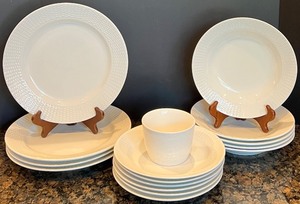 lot 106 image: Martha Stewart White Dinnerware Set of 16 Pieces - Plates & Bowls