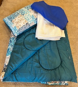 lot 93 image: Twin Bedding Set with Comforter, Pillow, and Two Blankets