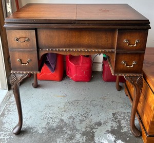 lot 97 image: Antique Singer Sewing Machine in Wooden Table with Drawers